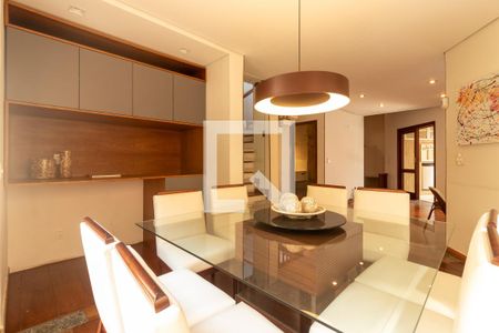 Casa de condomínio para alugar com 350m², 4 quartos e 4 vagasSala