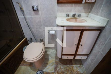 Casa de condomínio para alugar com 350m², 4 quartos e 4 vagasBanheiro - detalhes
