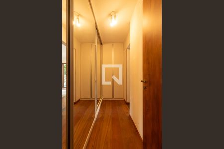 Casa de condomínio para alugar com 350m², 4 quartos e 4 vagasCloset da suíte