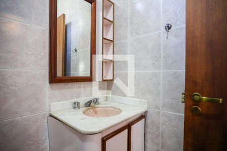 Casa de condomínio para alugar com 350m², 4 quartos e 4 vagasBanheiro - detalhes
