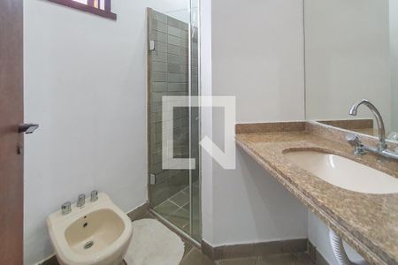 Casa de condomínio para alugar com 320m², 5 quartos e 4 vagas Casa de condomínio para alugar com 320m², 5 quartos e 4 vagasBanheiro 2