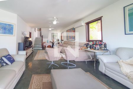 Casa de condomínio para alugar com 320m², 5 quartos e 4 vagas Casa de condomínio para alugar com 320m², 5 quartos e 4 vagasSala