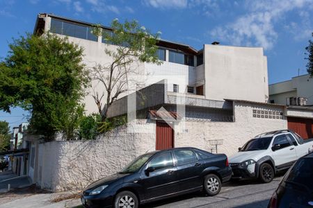 Casa à venda com 250m², 5 quartos e 2 vagas Casa à venda com 250m², 5 quartos e 2 vagasFachada