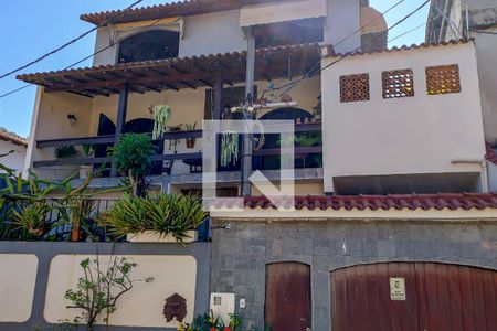 Casa de condomínio à venda com 290m², 4 quartos e 2 vagasFachada