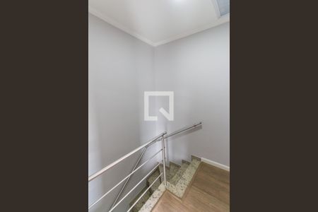 Casa à venda com 99m², 2 quartos e 2 vagasEscada