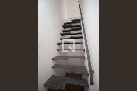 Casa à venda com 200m², 4 quartos e 2 vagasEscada - acesso ao Terraço