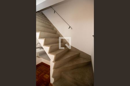 Escada de casa à venda com 4 quartos, 200m² em Parque São Domingos, São Paulo