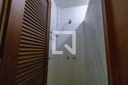 Casa de condomínio para alugar com 902m², 5 quartos e 6 vagas Casa de condomínio para alugar com 902m², 5 quartos e 6 vagasBanheiro de Serviço