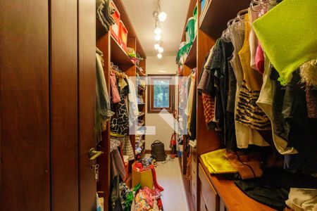 Casa de condomínio para alugar com 902m², 5 quartos e 6 vagas Casa de condomínio para alugar com 902m², 5 quartos e 6 vagasCloset Suíte 2