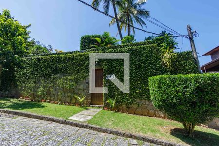 Casa de condomínio para alugar com 902m², 5 quartos e 6 vagas Casa de condomínio para alugar com 902m², 5 quartos e 6 vagasFachada