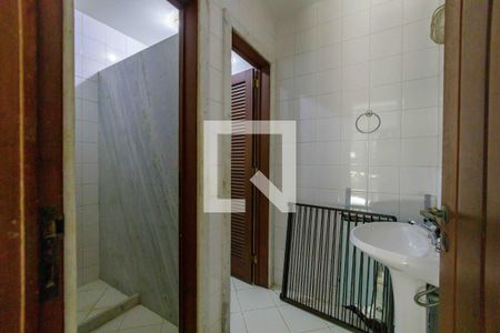 Casa de condomínio para alugar com 902m², 5 quartos e 6 vagas Casa de condomínio para alugar com 902m², 5 quartos e 6 vagasBanheiro de Serviço