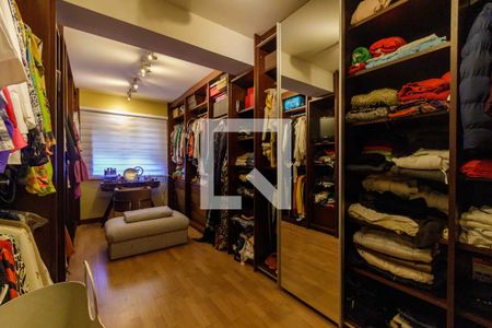 Casa de condomínio para alugar com 902m², 5 quartos e 6 vagas Casa de condomínio para alugar com 902m², 5 quartos e 6 vagasCloset Suíte 1