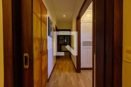 Casa de condomínio para alugar com 902m², 5 quartos e 6 vagas Casa de condomínio para alugar com 902m², 5 quartos e 6 vagasCorredor Escritório