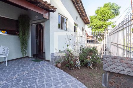 Casa à venda com 290m², 5 quartos e 4 vagas Casa à venda com 290m², 5 quartos e 4 vagasEntrada