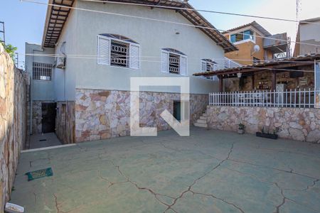Casa à venda com 290m², 5 quartos e 4 vagas Casa à venda com 290m², 5 quartos e 4 vagasQuintal