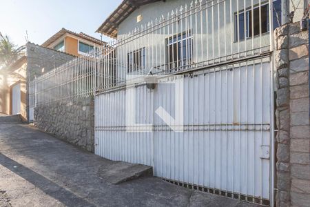 Casa à venda com 290m², 5 quartos e 4 vagas Casa à venda com 290m², 5 quartos e 4 vagasFachada