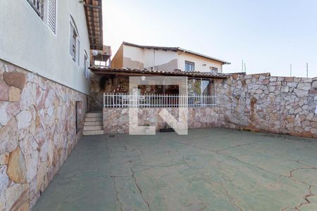 Casa à venda com 290m², 5 quartos e 4 vagas Casa à venda com 290m², 5 quartos e 4 vagasQuintal