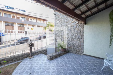 Casa à venda com 290m², 5 quartos e 4 vagas Casa à venda com 290m², 5 quartos e 4 vagasEntrada