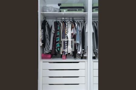 Casa à venda com 220m², 4 quartos e 3 vagas Casa à venda com 220m², 4 quartos e 3 vagasCloset da Suíte 1