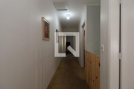 Casa à venda com 110m², 3 quartos e 2 vagasCorredor entre os Quartos