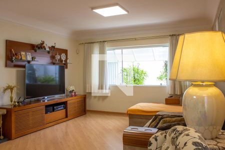 Sala de TV de casa à venda com 4 quartos, 300m² em Vila Nogueira, Campinas