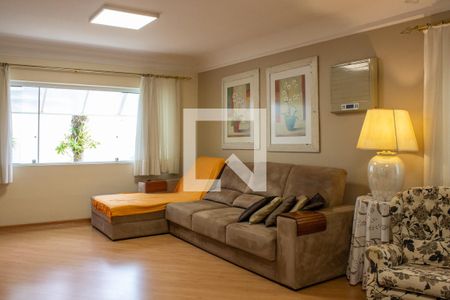 Sala de TV de casa à venda com 4 quartos, 300m² em Vila Nogueira, Campinas