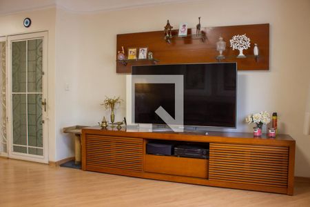 Sala de TV de casa à venda com 4 quartos, 300m² em Vila Nogueira, Campinas