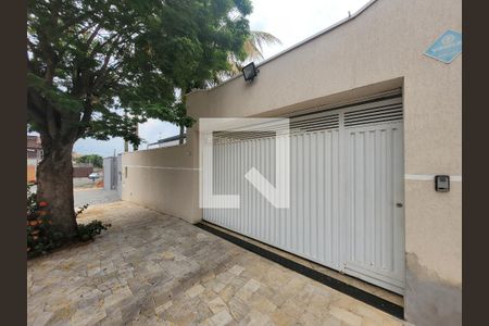 Casa à venda com 300m², 4 quartos e 4 vagasFachada