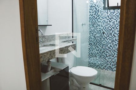 Banheiro de casa de condomínio para alugar com 2 quartos, 40m² em Vila Santa Terezinha (zona Norte), São Paulo