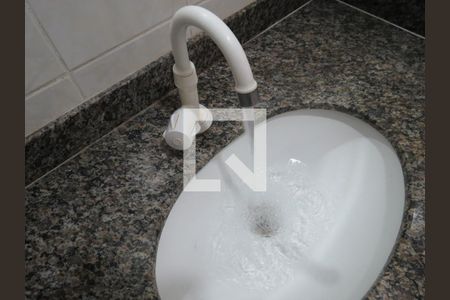Apartamento para alugar com 55m², 2 quartos e 1 vagaBanheiro - Pia