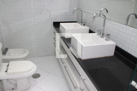 Casa para alugar com 380m², 4 quartos e 5 vagasBanheiro do Quarto 2