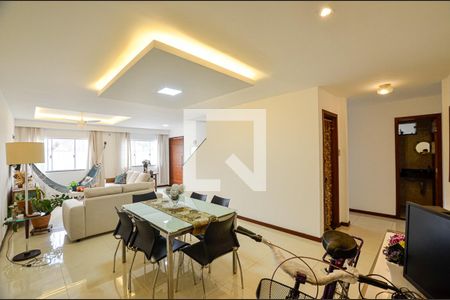 Sala de casa à venda com 5 quartos, 214m² em Itaipu, Niterói