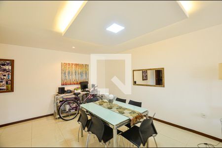 Sala de casa à venda com 5 quartos, 214m² em Itaipu, Niterói