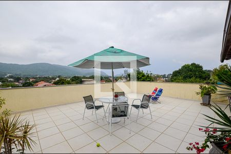 Casa à venda com 214m², 5 quartos e 2 vagas Casa à venda com 214m², 5 quartos e 2 vagas Varanda