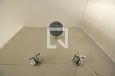 Banheiro de kitnet/studio para alugar com 1 quarto, 24m² em Centro, São Paulo