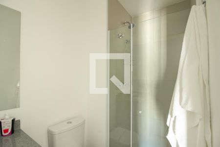 Banheiro de kitnet/studio para alugar com 1 quarto, 24m² em Centro, São Paulo