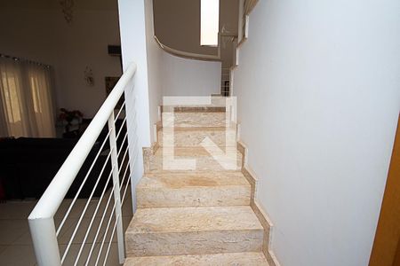 Casa para alugar com 350m², 4 quartos e 4 vagasEscada