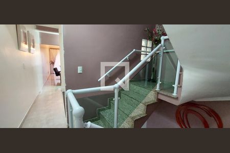 Casa à venda com 153m², 3 quartos e 2 vagas Casa à venda com 153m², 3 quartos e 2 vagasEscadas
