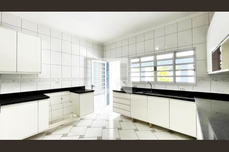 Casa à venda com 826m², 5 quartos e 12 vagas Casa à venda com 826m², 5 quartos e 12 vagasCozinha