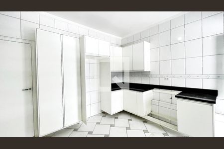 Casa à venda com 826m², 5 quartos e 12 vagas Casa à venda com 826m², 5 quartos e 12 vagasCozinha