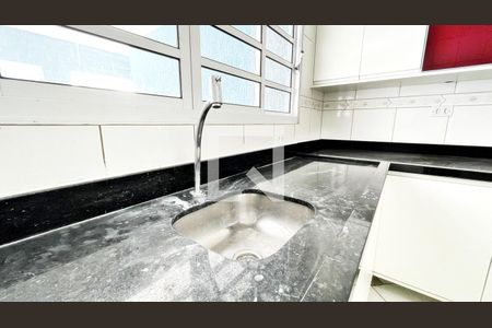 Casa à venda com 826m², 5 quartos e 12 vagas Casa à venda com 826m², 5 quartos e 12 vagasCozinha