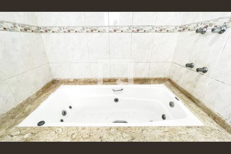 Casa à venda com 826m², 5 quartos e 12 vagas Casa à venda com 826m², 5 quartos e 12 vagasBanheiro da Suíte 1