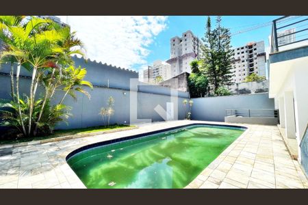 Casa à venda com 826m², 5 quartos e 12 vagas Casa à venda com 826m², 5 quartos e 12 vagasÁrea da Piscina