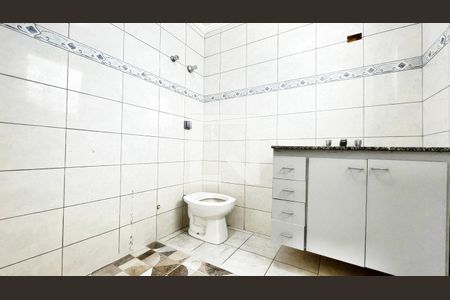 Casa à venda com 826m², 5 quartos e 12 vagas Casa à venda com 826m², 5 quartos e 12 vagasBanheiro da Suíte 2