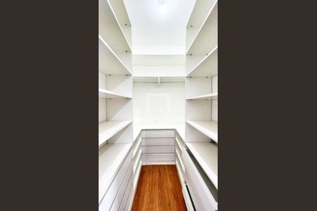 Casa à venda com 826m², 5 quartos e 12 vagas Casa à venda com 826m², 5 quartos e 12 vagasCloset da Suíte 2