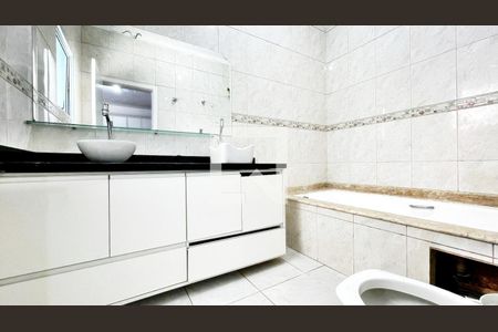 Casa à venda com 826m², 5 quartos e 12 vagas Casa à venda com 826m², 5 quartos e 12 vagasBanheiro da Suíte 1