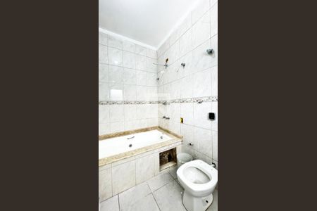 Casa à venda com 826m², 5 quartos e 12 vagas Casa à venda com 826m², 5 quartos e 12 vagasBanheiro da Suíte 1