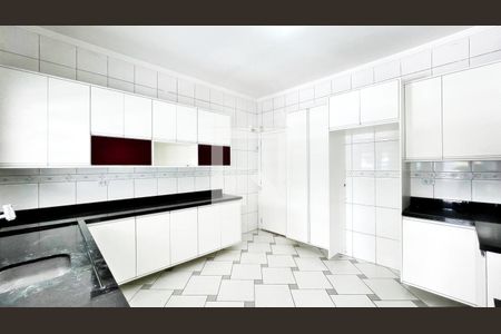 Casa à venda com 826m², 5 quartos e 12 vagas Casa à venda com 826m², 5 quartos e 12 vagasCozinha