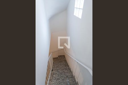 Casa à venda com 120m², 2 quartos e 1 vaga Casa à venda com 120m², 2 quartos e 1 vagaEscada