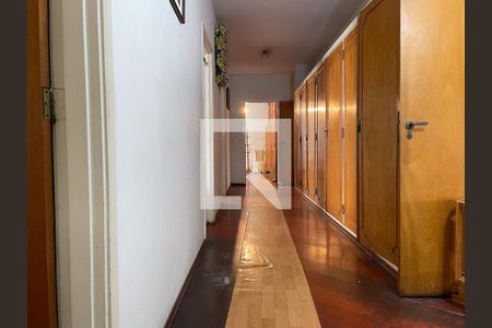 Casa à venda com 560m², 5 quartos e 6 vagas Casa à venda com 560m², 5 quartos e 6 vagasCorredor